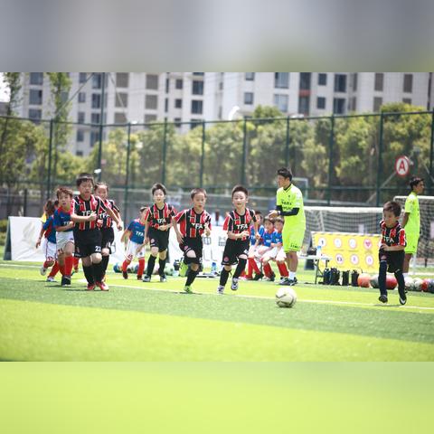 踢足球的小孩怎么画