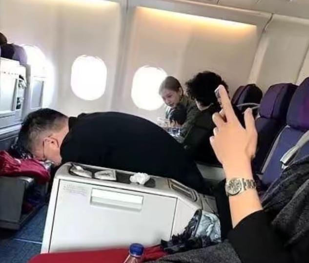 黄晓明宝宝小海绵爱霸占被子 黄晓明宝宝小海绵爱霸占被子