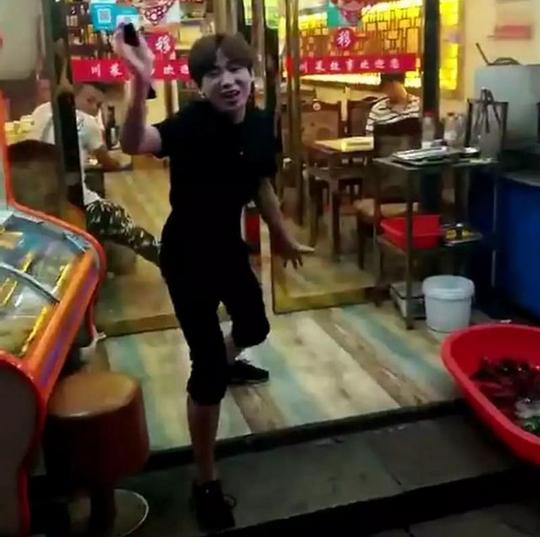 “不是为了生活，谁愿意扮小丑”！揭秘：抖音网红与他的风骚拉客