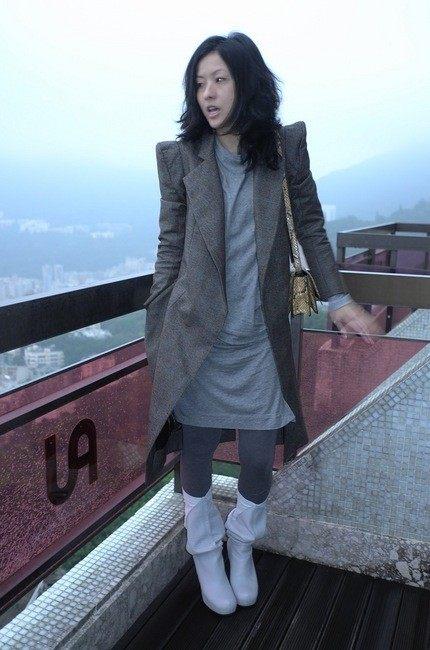 徐濠萦穿碎花睡衣背烟盒出镜，网友大呼：陈奕迅快来管管你老婆！