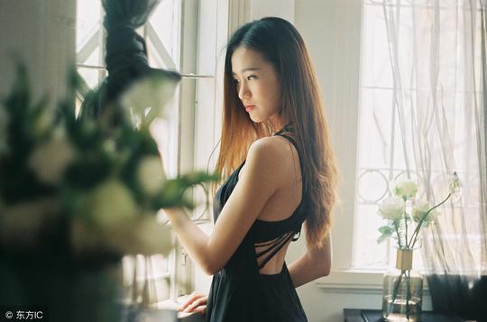 “茶叶女”是如何行骗的？利用了人们什么心理，网友：这骗术厉害