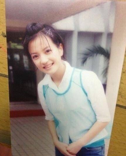 22岁红遍全国，32岁嫁二婚老公没有婚礼，如今女儿8岁长得像爸爸