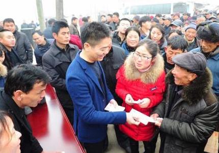 他曾差点读不起大学，靠一位女贵人赚了数百亿，如今还亲自送快递