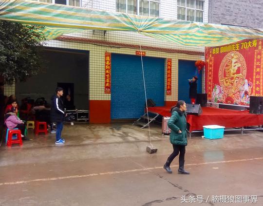 农村办酒席，花4000块钱请的乐队却无人看，为什么还要请