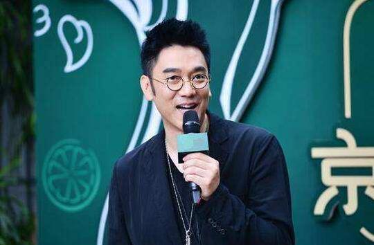 他放弃百万片酬，与40亿“老干妈”抢生意？最终成功逆袭身价百亿