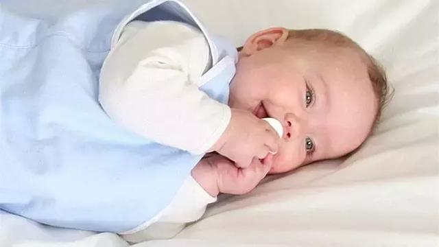 满月后宝宝爱吃手可以用安抚奶嘴吗 满月后宝宝爱吃手可以用安抚奶嘴吗