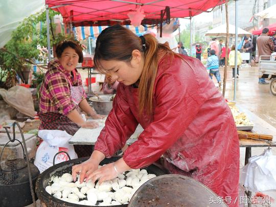 农村夫妻卖不起眼的小吃，日进千元很知足，笑称：挣的都是辛苦钱