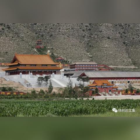 哈尔滨极乐寺天王殿右边的塔叫什么塔？