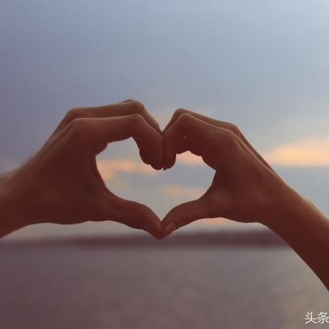 伤官女为什么吸引异性(伤官女人的异性缘)