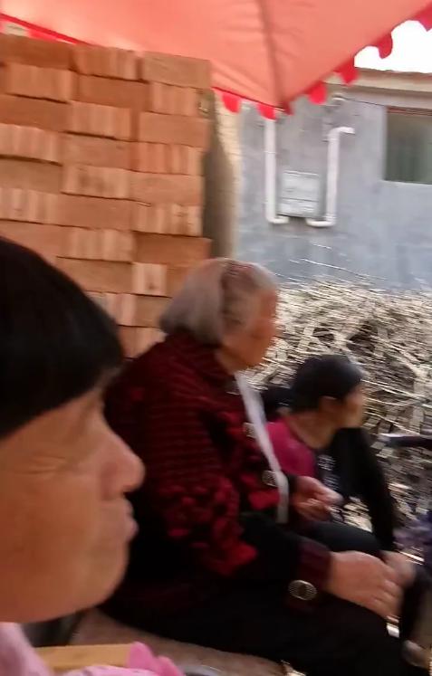 农村办喜事图热闹，“脱衣舞”到“钢管舞”，低俗节目变潮流