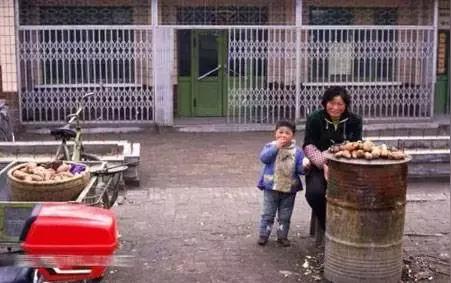 大学生卖煎饼月入13万，卖菜大爷上海买房，个体户：别瞧不起人
