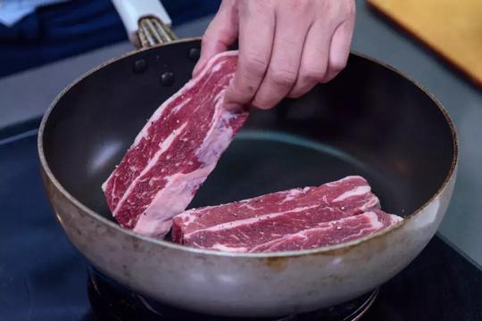 入门级牛排烹饪方法，新手0失误~｜椒香牛小排