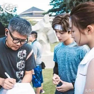 足球运动员场上摔倒视频的长尾关键词有哪些