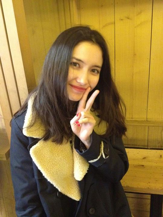 日本35岁女模未婚先孕，男方系寺庙主持，豪车停满庙宇地下室！