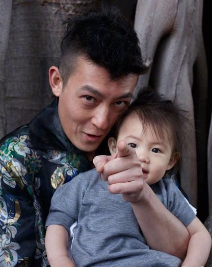 陈冠希带女儿上杂志封面，多情浪子变“超级奶爸”，毫无违和感！