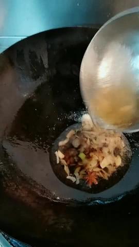 葱油鲈鱼怎么烧？家庭版葱油鲈鱼做法