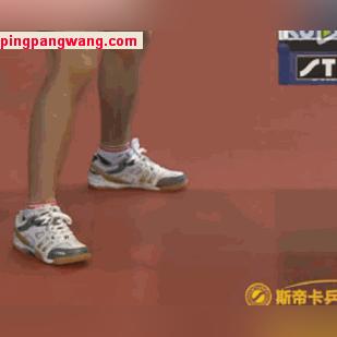足球旋球怎么发球