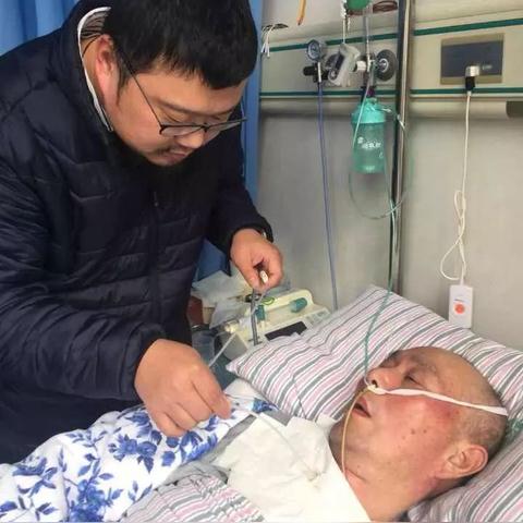 准备请个24小时护工在医院照顾重病家人，护工的睡觉休息时间怎么安排？