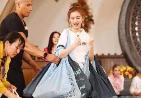 baby《奔跑吧》被删镜头，双手硬抗许多袋子玩游戏超拼