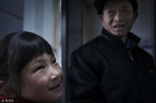 人贩子拐骗孩子常用的骗术，家长们以及所有人都要注意了