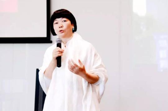怀孕了还追债！她把小作坊做成272亿的照明帝国，照亮了整个中国