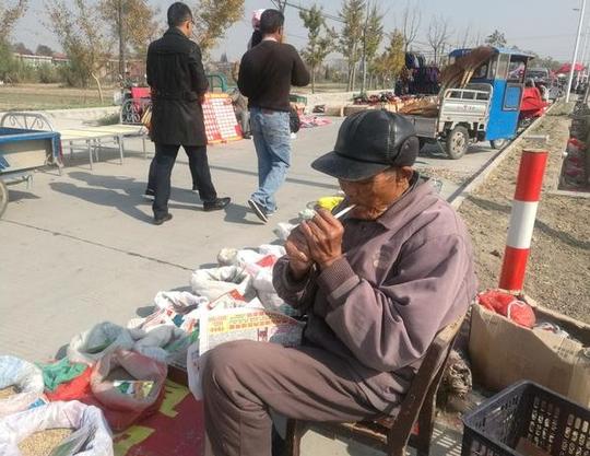 直击：卖菜种抽“中华”，一天赚不到10元，农村老人的嘴福猜不透