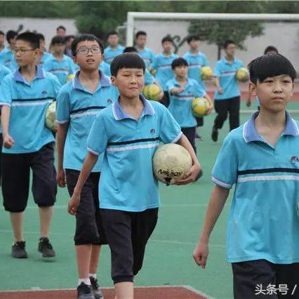 足球明星手抄报怎么画
