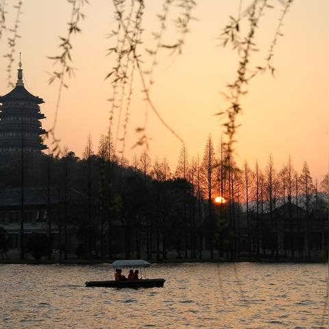 杭州西湖最繁华地段叫什么路？