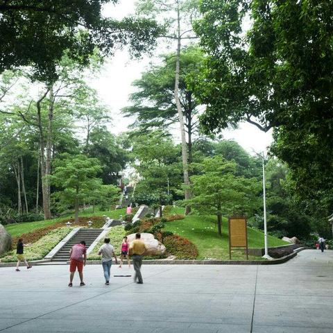 广州的越秀公园有几个门？地铁站在那个门？