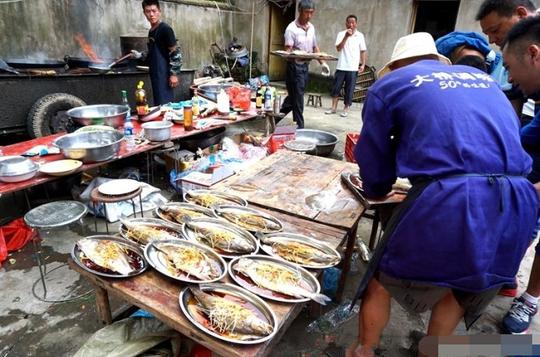 农村花二百块的一顿饭，食材地道，龙虾管够