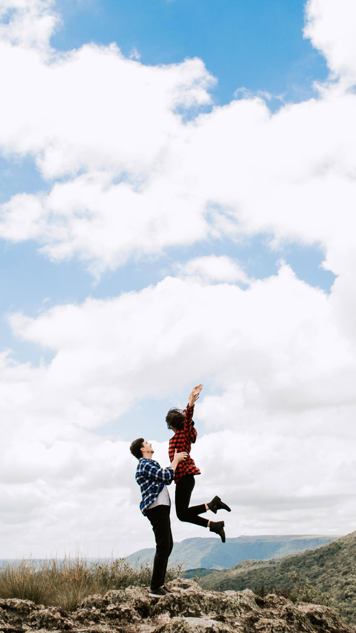 手机进汗水怎么处理（手机放在被子里）