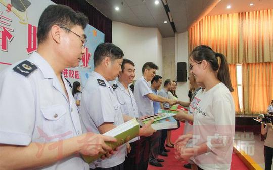 “点亮青春助力创业”郑州税务部门深入高校送税法