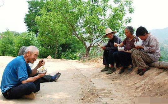 农村入伏天的饭后“乘凉”，东家长西家短，“抬杠”也人情味十足