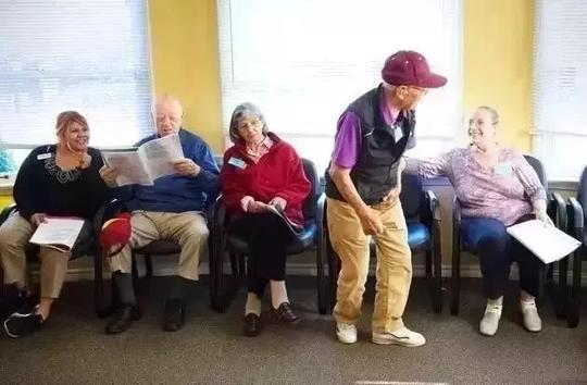 世界上最伟大的骗局：152名老人被骗10年，但他们从未如此快乐