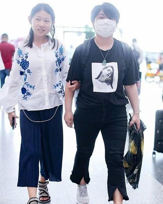 小沈阳女儿逆袭成功，12岁玩抖音变小网红，视频里直呼爸爸大名