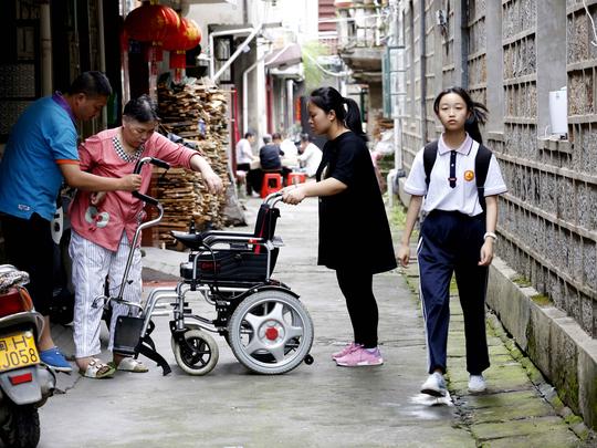 退伍兵放弃200万生意，回乡照料瘫痪父母，122天瘦了24斤
