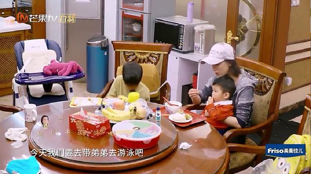 宝宝学游泳胆小怕水怎么办