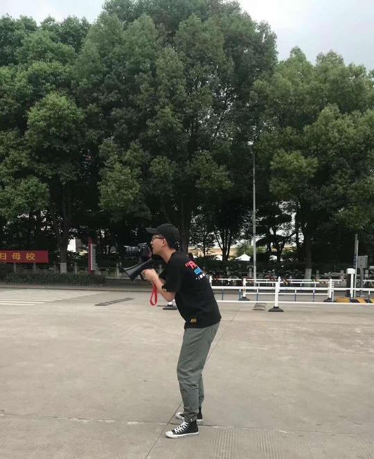 武汉大三男生创业帮拍毕业照一个月赚了2万元