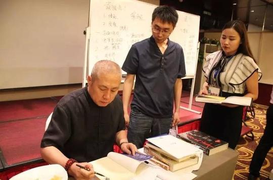 「成交高于一切」：销售时不要一见面就谈生意，先取得客户的好感