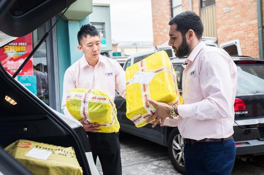 澳洲帅哥开豪车给华人送快递服务最后一公里，一单最高可赚一百元
