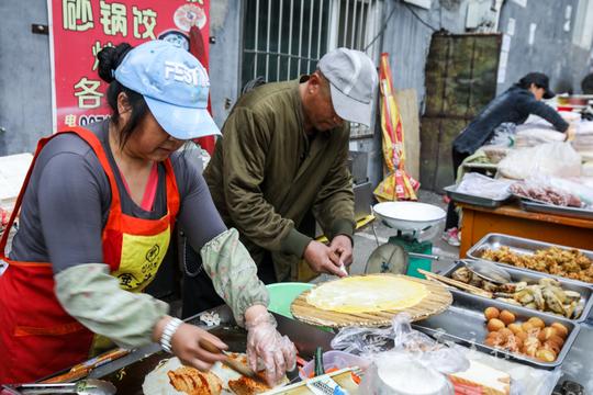东北自驾来到边境小城长白县，清晨就和当地人一起去逛早市吃早点