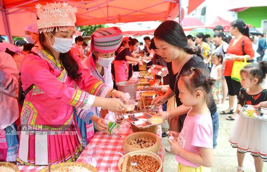吃货享福利！龙胜幼儿园举办美食节迎“六一”家长孩子大饱口福