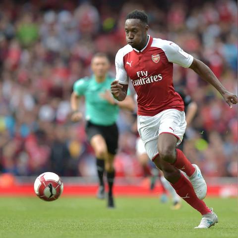 足球边界多少米不能打球