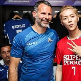 脚下踩足球怎么拍照