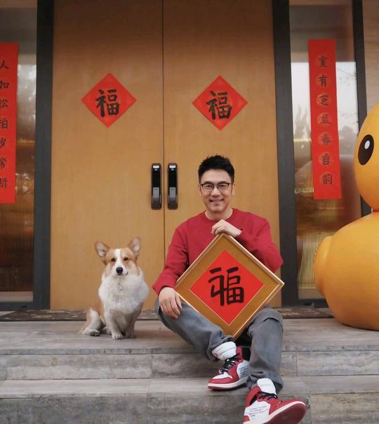 靠第一任妻子爆红，第二任妻子发家，如今是亿万富翁