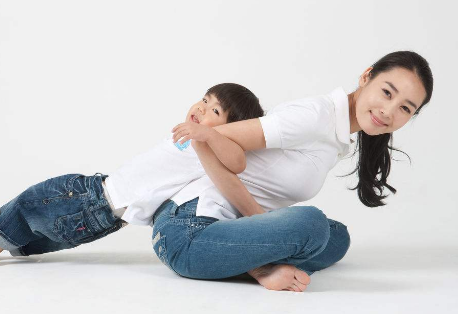 孩子总是要抱抱怎么回事