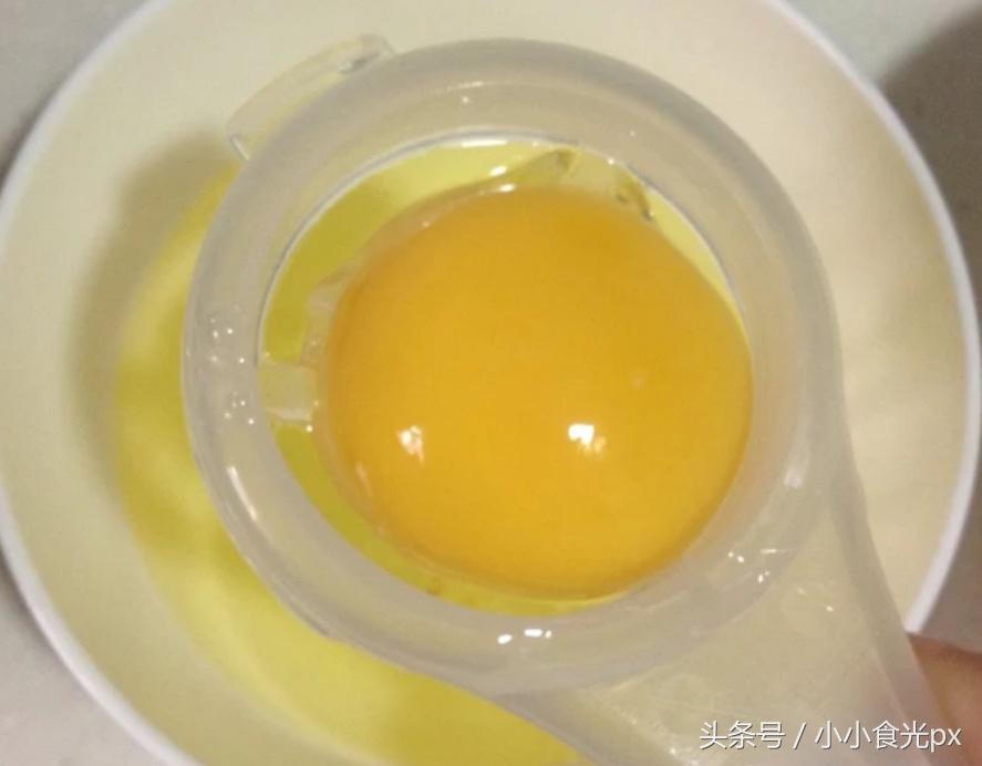 手动怎么把蛋白打成奶油(鸡蛋清打成奶油要加面粉吗)
