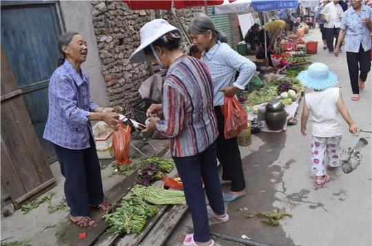 农村大集的早市十点就散场，土特产一到就被城里商贩低价抢购了