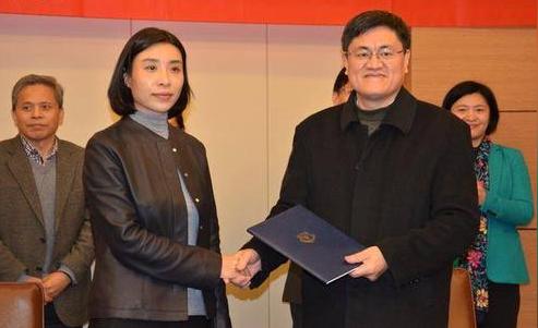 大哥车祸去世，他背叛大嫂自立门户创业，今身家数百亿却非常神秘