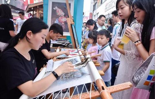 湖南工艺美院学生创意市集入驻长沙步行街邀市民体验非遗手工艺魅力